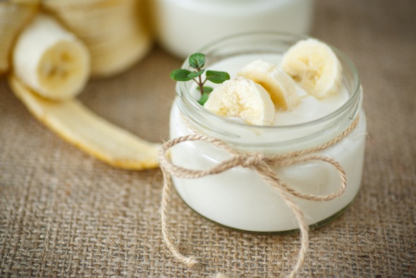 yogur-griego-y-rebanadas-de-banana-en-una-jarra-de-vidrio